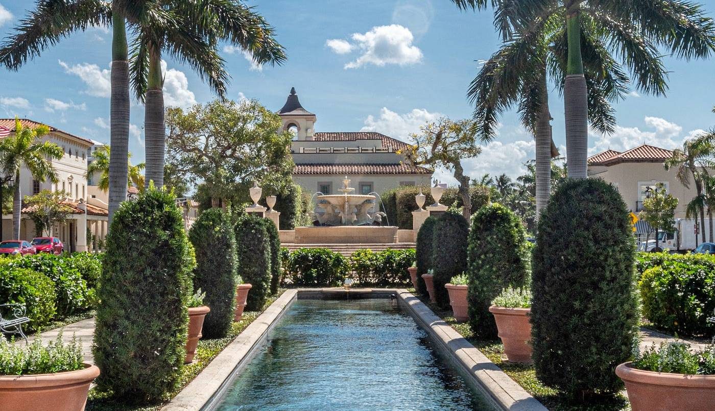 Palm-lined garden with a reflecting pool at a Mediterranean-style estate – guide to individual retirement accounts